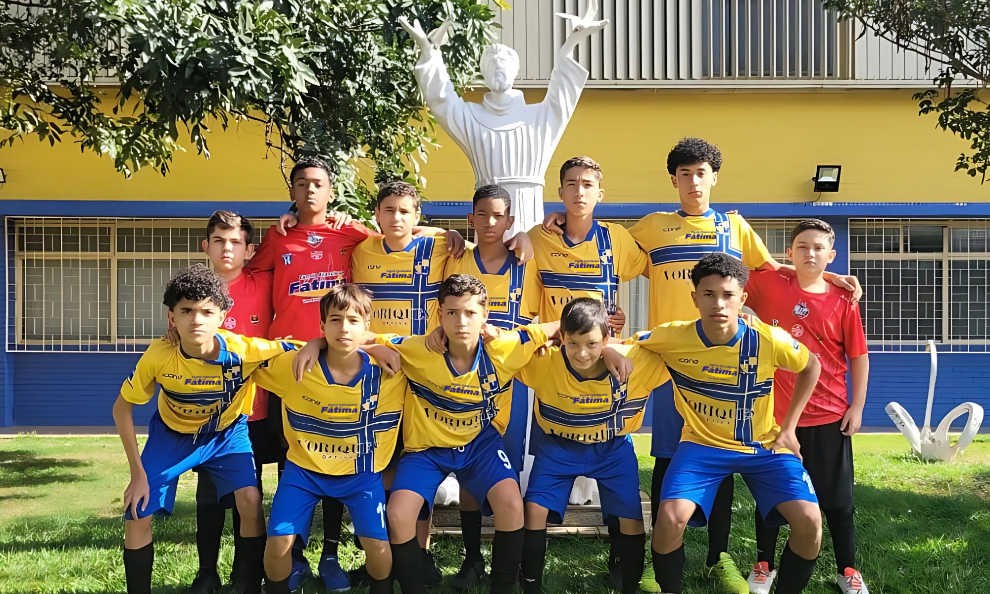 Escola Fátima brilha nas quadras e conquista títulos no Futsal e Vôlei.
