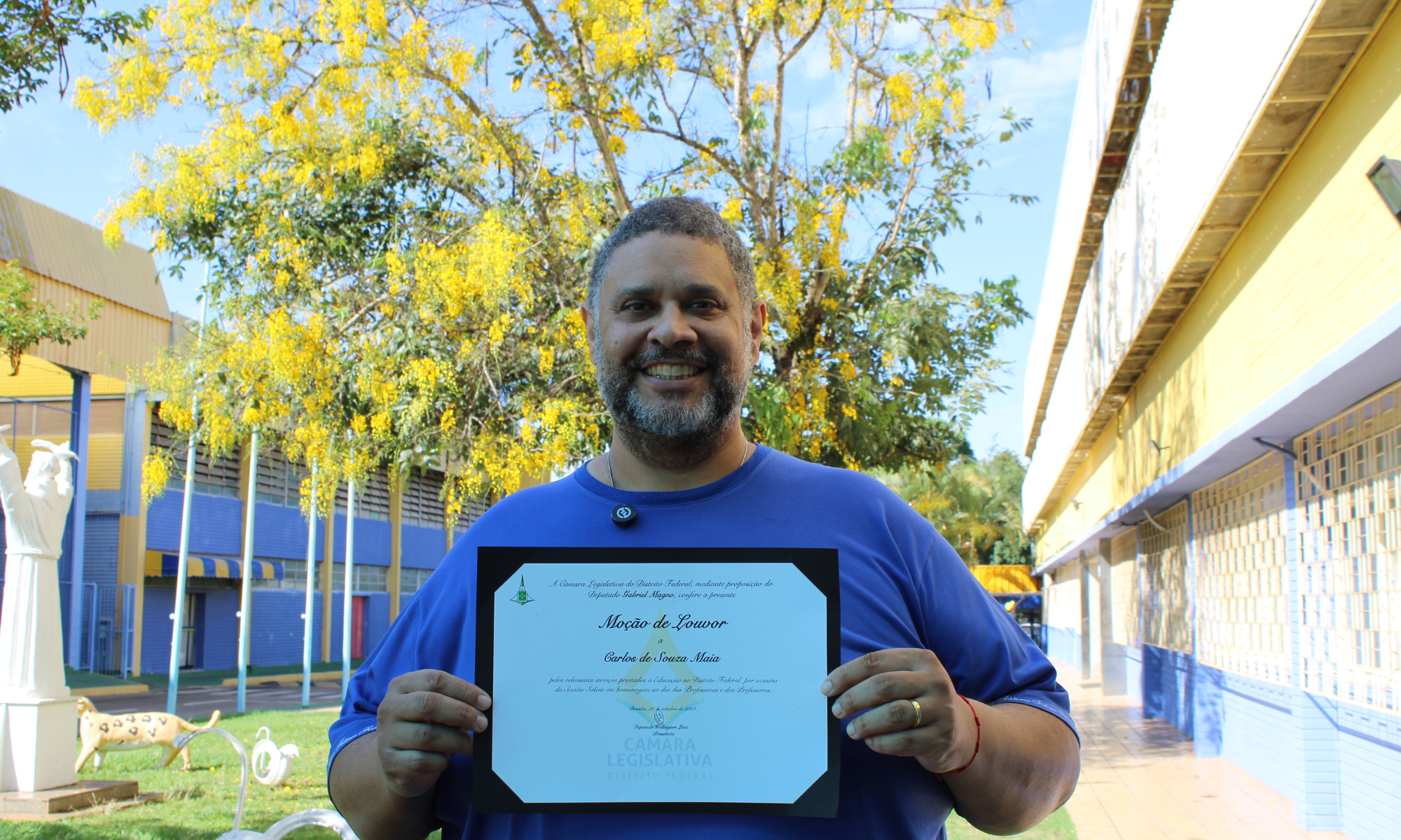 PROFESSOR CARLOS  É HOMENAGEADO COM MOÇÃO DE LOUVOR PELA CLDF.
