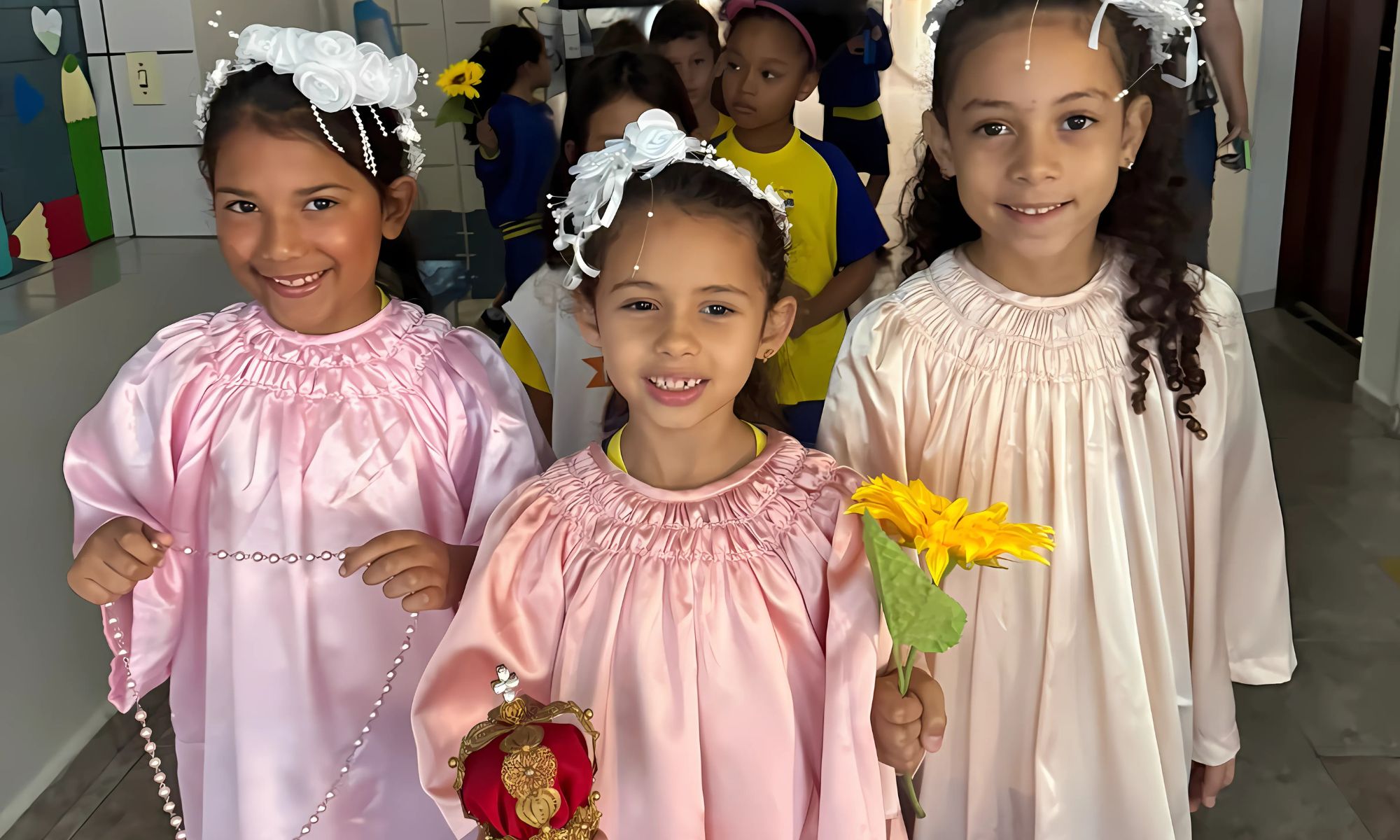 Com Amor e Devoção, Coroamos Nossa Senhora de Fátima, Nossa Padroeira.